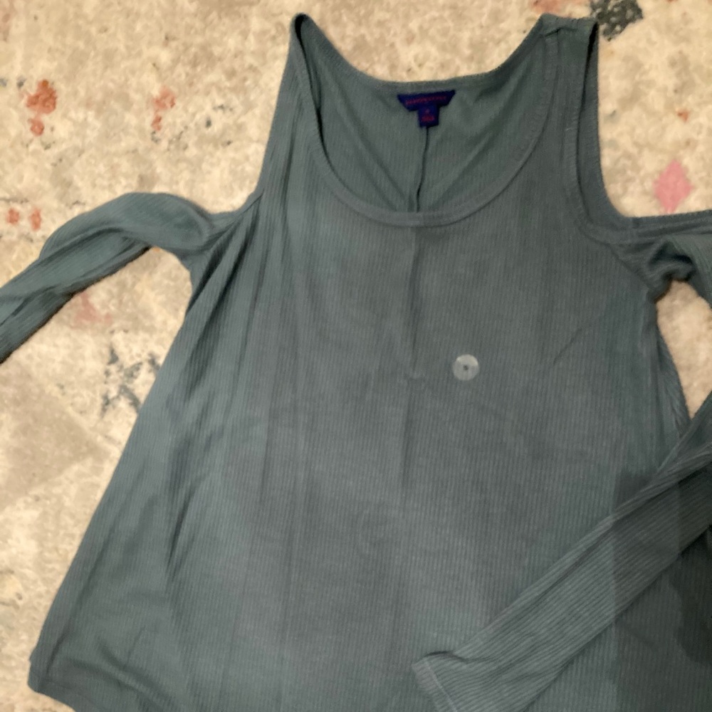 Cold shoulder long sleeve shirt NWOT